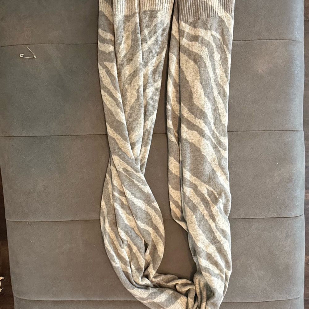 Banana Republic Cream and Gray Knit Scarf